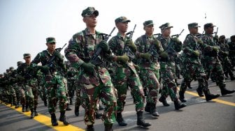 Prajurit TNI mengikuti Apel Kesiapan Pasukan Pengamanan Pelantikan Presiden dan Wakil Presiden terpilih 2019 di Skuadron 17 Lanud Halim Perdanakusuma, Jakarta Timur, Senin (30/9). [ANTARA FOTO/M Risyal Hidayat]