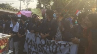 LIVE: Aksi Demonstrasi Massa di Gedung DPR