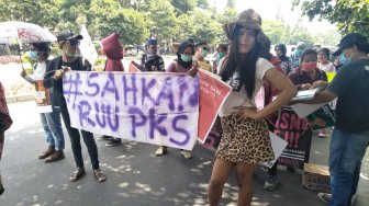 Waria Yogyakarta Ikut Demo Gejayan Memanggil, Orator: Sunblock adalah Kunci