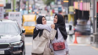 Friendship Goals, Ini Gaya Liburan Vebby Palwinta dan Dian Ayu di Korea