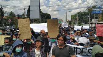 Disindir Mahasiswa Lewat Lagu, Polisi di Aksi Gejayan Jilid II Cuma Mesem