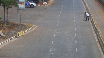 Suasana penutupan Jalan Gatot Subroto, Jakarta, Senin (30/9). [Suara.com/Angga Budhiyanto]