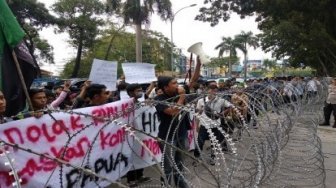 Disambut Kawat Berduri, Massa HMI: Kenapa Ini? Ini Rumah Kami Pak Polisi