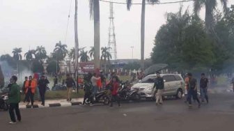 Mahasiswa Jambi Desak Masuk Gedung Dewan, Polisi Tembakan Gas Air Mata
