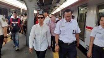 Jajal Naik KRL Pakai LinkAja, Menteri Rini Sempat Kesulitan