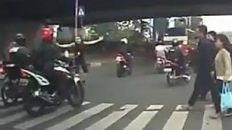 Bikin Malu, Bule Marahi Pemotor dan Pemobil di Jakarta Karena Tindakan Ini