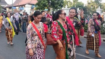 Kampanye "Say No to Printing", Ratusan Perempuan Berbatik di Selasa Wagen