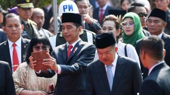 Presiden Joko Widodo (tengah) didampingi Wakil Presiden Jusuf Kalla (keduakanan) berswafoto dengan tamu undangan seusai memimpin upacara peringatan Hari Kesaktian Pancasila di Monumen Pancasila, Jakarta, Selasa (1/10). [ANTARA FOTO/Wahyu Putro]