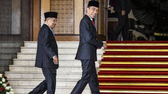 Presiden Joko Widodo (kanan) bersama Wakil Presiden Jusuf Kalla (kiri) memasuki ruang pelantikan anggota DPR RI di Kompleks Parlemen, Senayan, Jakarta Selasa (1/10). [ANTARA FOTO/Galih Pradipta]