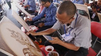 Sejumlah Guru tingkat menengah pertama dan menegah atas mengikuti workshop melukis dengan media ampas kopi di Museum Basoeki Abdullah, Jakarta, Selasa (1/10). [Suara.com/Angga Budhiyanto]
