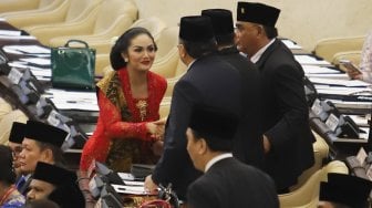 Artis yang juga anggota DPR terpilih Krisdayanti saat menghadiri pelantikan anggota Dewan Perwakilan Rakyat (DPR) Periode 2019-2024 di Ruang Rapat Paripurna, Kompleks Parlemen, Jakarta, Selasa (1/10). [Suara.com/Arya Manggala]