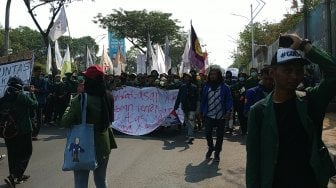 Sambil Bawa Bunga, Mahasiswa Kembali Gelar Demo di Gedung DPR