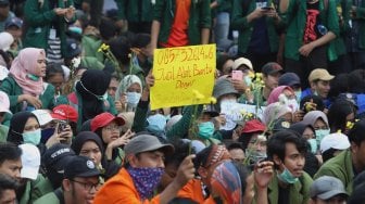 Sejumlah mahasiswa yang tergabung dalam BEM Seluruh Indonesia (BEM SI) menggelar aksi unjuk rasa di Jalan Gatot Subroto, Jakarta, Selasa (1/10). [Suara.com/Angga Budhiyanto] 