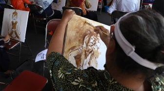 Sejumlah Guru tingkat menengah pertama dan menegah atas mengikuti workshop melukis dengan media ampas kopi di Museum Basoeki Abdullah, Jakarta, Selasa (1/10). [Suara.com/Angga Budhiyanto]
