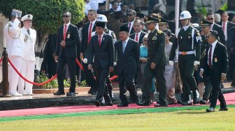 Presiden Joko Widodo (kedua kiri) didampingi Wakil Presiden Jusuf Kalla (ketiga kiri) serta Panglima TNI Marsekal TNI Hadi Tjahjanto (kiri) menghadiri upacara peringatan Hari Kesaktian Pancasila di Monumen Pancasila, Jakarta, Selasa (1/10). [ANTARA FOTO/Wahyu Putro]