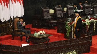 Presiden Joko Widodo saat menghadiri pelantikan anggota Dewan Perwakilan Rakyat (DPR) Periode 2019-2024 di Ruang Rapat Paripurna, Kompleks Parlemen, Jakarta, Selasa (1/10). [Suara.com/Arya Manggala]  