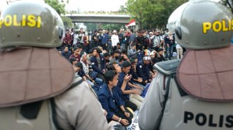 Usai Salat Berjamaah di Dekat DPR, Mahasiswa Bersalaman dengan Polisi