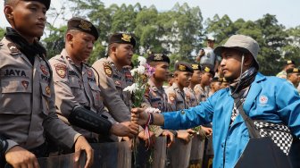 Sejumlah mahasiswa yang tergabung dalam BEM Seluruh Indonesia (BEM SI) menggelar aksi unjuk rasa di Jalan Gatot Subroto, Jakarta, Selasa (1/10). [Suara.com/Angga Budhiyanto] 