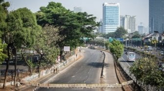 Mobil Tamu Berdatangan  ke Pelantikan DPR, Jalan Gelora Padat