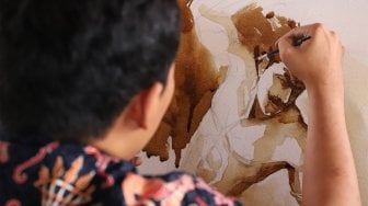 Sejumlah Guru tingkat menengah pertama dan menegah atas mengikuti workshop melukis dengan media ampas kopi di Museum Basoeki Abdullah, Jakarta, Selasa (1/10). [Suara.com/Angga Budhiyanto]
