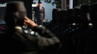 Presiden Joko Widodo memberi hormat saat memimpin upacara peringatan Hari Kesaktian Pancasila di Monumen Pancasila, Jakarta, Selasa (1/10). [ANTARA FOTO/Wahyu Putro]
