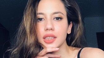 Angkat Barbel, Otot Punggung Pevita Pearce Bikin Warganet Ngeri