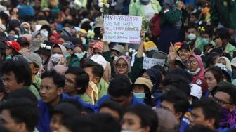 Sejumlah mahasiswa yang tergabung dalam BEM Seluruh Indonesia (BEM SI) menggelar aksi unjuk rasa di Jalan Gatot Subroto, Jakarta, Selasa (1/10). [Suara.com/Angga Budhiyanto] 