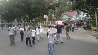 Demo di Depan DPRD Riau, Pelajar Percaya Diri Bergabung Dengan Mahasiswa