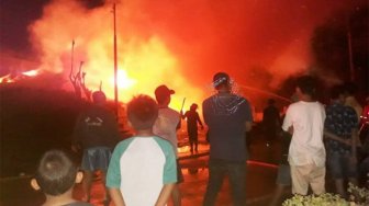 Si Jago Merah Mengamuk, Lalap Gudang Kayu di Sidoarjo