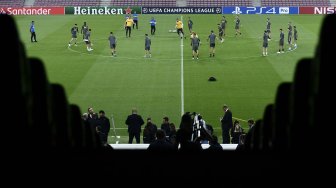 Para pemain Inter Milan melakukan pemanasan selama sesi pelatihan tim di Stadion Camp Nou, Barcelona, Spanyol, Selasa (1/10). [AFP/Josep Lago]