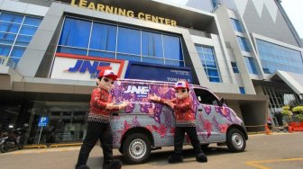 Selamat Hari Batik Nasional, Mobil Paket Antar Barang Ikut Bersolek