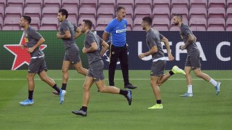 Para pemain Inter Milan melakukan pemanasan selama sesi pelatihan tim di Stadion Camp Nou, Barcelona, Spanyol, Selasa (1/10). [AFP/Josep Lago]