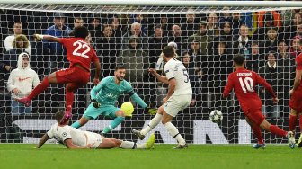 Pemain tengah Bayern Muenchen Serge Gnabry menembak untuk mencetak gol ketiga mereka selama selama pertandingan sepak bola Grup B Liga Champions antara Tottenham Hotspur melawan Bayern Muenchen di Stadion Tottenham Hotspur, London, Inggris, Rabu (2/10) dini hari WIB.
[Glyn KIRK / IKIMAGES / AFP]