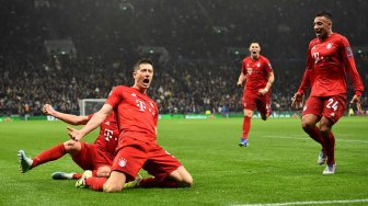 Pemain depan Bayern Muenchen Robert Lewandowski merayakan golnya dengan rekan satu tim setelah mencetak gol kedua mereka selama pertandingan sepak bola Grup B Liga Champions antara Tottenham Hotspur melawan Bayern Muenchen di Stadion Tottenham Hotspur, London, Inggris, Rabu (2/10) dini hari WIB. [Glyn KIRK / IKIMAGES / AFP]