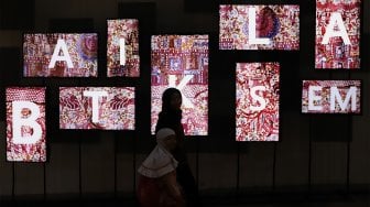 Sejumlah siswa Pendidikan Anak Usia Dini (PAUD) berkunjung ke Museum Batik Indonesia, TMII, Jakarta Timur, Rabu (2/10). [Suara.com/Angga Budhiyanto]