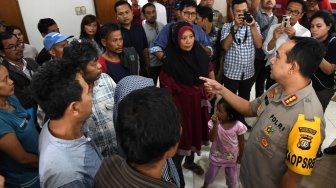 Kapolres Metro Jakarta Utara Kombes Pol Budhi Herdi (kanan) memberikan arahan kepada para orang tua sebelum memulangkan anak-anak yang terjaring dalam razia pencegahan keterlibatan pelajar dalam aksi unjuk rasa di Mapolres Jakarta Utara, Jakarta, Rabu (2/10). [ANTARA FOTO/Aditya Pradana Putra]