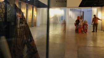 Sejumlah siswa Pendidikan Anak Usia Dini (PAUD) berkunjung ke Museum Batik Indonesia, TMII, Jakarta Timur, Rabu (2/10). [Suara.com/Angga Budhiyanto]