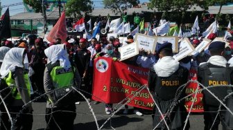 Protes Masalah Pesangon, Buruh Bubar Setelah DPRD Jatim Sepakati Tuntutan