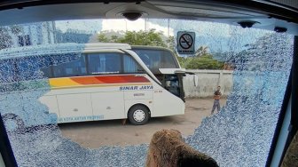 Pemotor Ini Nekat Lempar Batu ke Kaca Bus, Penumpang Jadi Korban