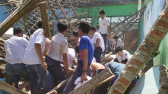 SMPN di Cirebon Ambruk Telan Korban Luka, Kegiatan Belajar Pindah ke Musala