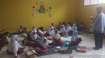 Ratusan Sekolah di Bekasi Tak Punya Meja dan Kursi, Siswa Belajar Lesehan