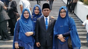 Foto-foto Keseharian Anggota DPR Lora Fadil Bareng 3 Istrinya