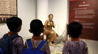 Sejumlah siswa Pendidikan Anak Usia Dini (PAUD) berkunjung ke Museum Batik Indonesia, TMII, Jakarta Timur, Rabu (2/10). [Suara.com/Angga Budhiyanto]