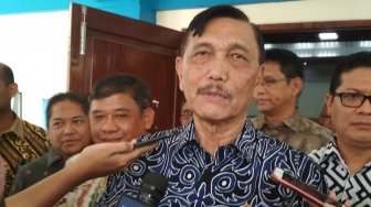 Hari Batik Nasional, Luhut Pakai Kain Ulos Corak Batik