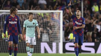 Pemain depan Barcelona Luis Suarez merayakan golnya selama pertandingan sepak bola Grup F Liga Champions  antara Barcelona melawan Inter Milan di Stadion Camp Nou, Barcelona, Spanyol, Kamis (3/10) dini hari WIB. [Josep LAGO / AFP]
