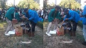 Aksi Damai di DPRD DIY, Mahasiswa Punguti Sampah Plastik