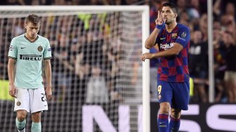 Pemain depan Barcelona Luis Suarez merayakan golnya selama pertandingan sepak bola Grup F Liga Champions  antara Barcelona melawan Inter Milan di Stadion Camp Nou, Barcelona, Spanyol, Kamis (3/10) dini hari WIB. [Josep LAGO / AFP]