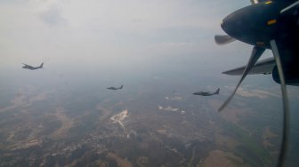 Pesawat CN 295 yang tergabung dalam Sembrani Flight Skadron Udara 2 Halim Perdanakusuma melakukan terbang formasi dalam rangka gladi bersih HUT ke-74 TNI di langit Purwakarta, Jawa Barat, Kamis (3/10). [ANTARA FOTO/Raisan Al Farisi]