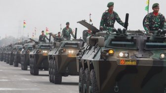 Deretan tanki pasukan TNI saat gladi resik HUT TNI ke-74 di Lanud Halim Perdanakusuma, Kamis (3/10/2019). (Suara.com/Angga Boedhijanto)