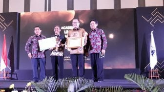 Rektor dan Dosen UGM Raih Academic Leader Award 2019